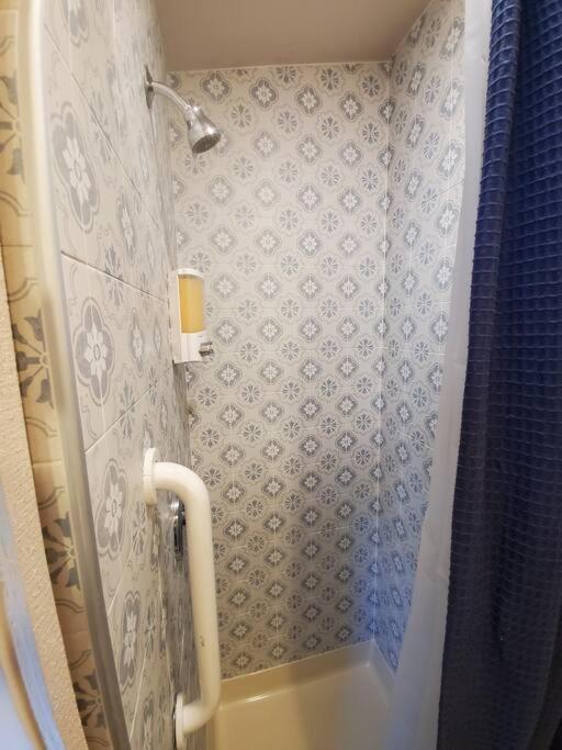 Apartamento Centrally Located Studio And Cozy Place Perfect For Travelers And Couples! Located In Downtown! Perfect For Your Quick Getaway!