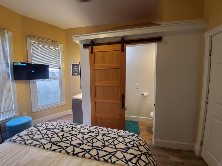 Apartamento Centrally Located Studio And Cozy Place Perfect For Travelers And Couples! Located In Downtown! Perfect For Your Quick Getaway!